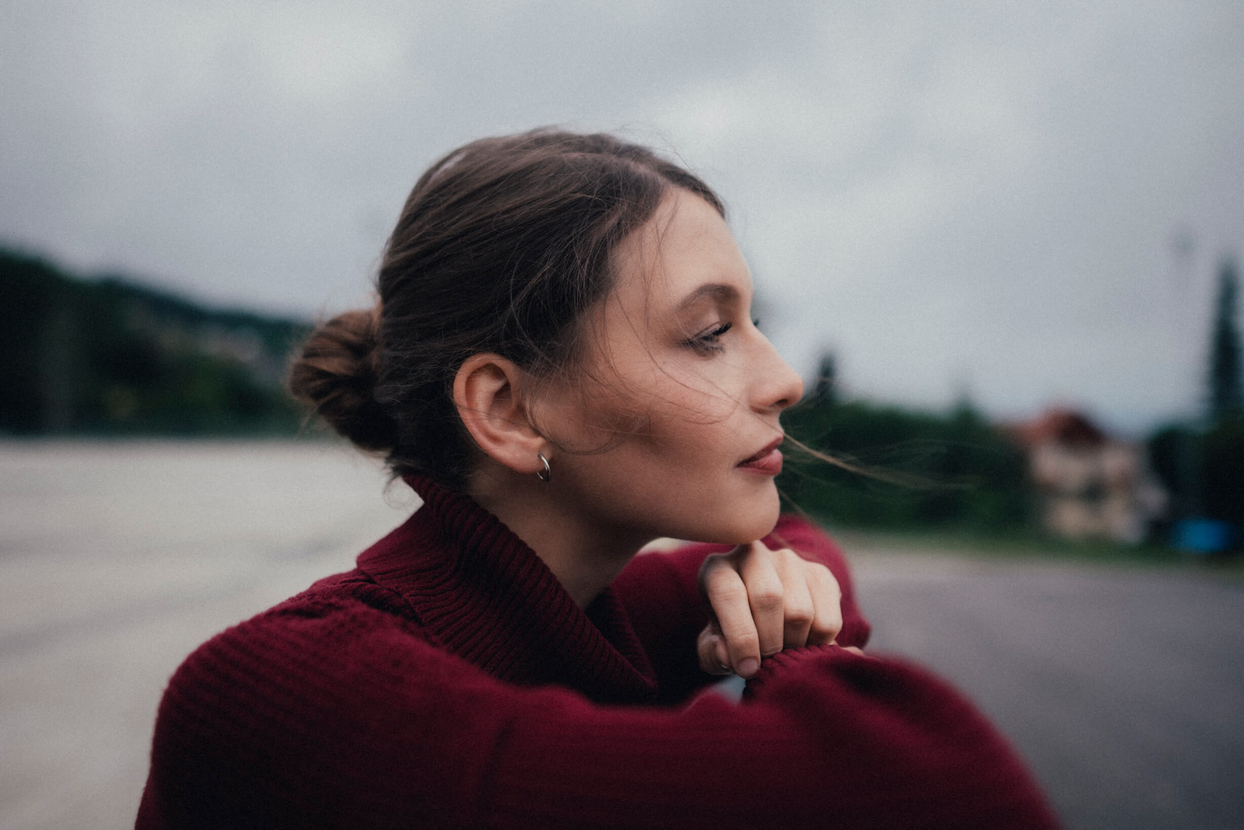 Kateřina Marie Tichá vydává filmový videoklip Zničená zem. Píseň o vztahové válce ztvárnila s hercem Igorem Orozovičem